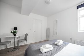 Modern Semi-Studio Flat in London