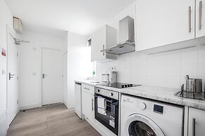 Modern Semi-Studio Flat in London