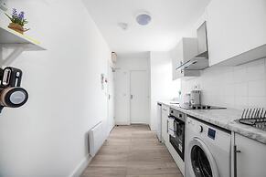 Modern Semi-Studio Flat in London