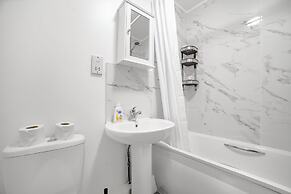 Modern Semi-Studio Flat in London