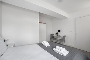 Modern Semi-Studio Flat in London