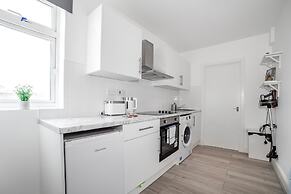 Modern Semi-Studio Flat in London