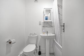 Modern Semi-Studio Flat in London