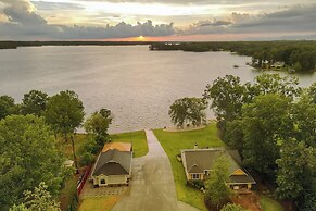 Lakefront Gem: Hot Tub, Boat Launch Near Greenwood