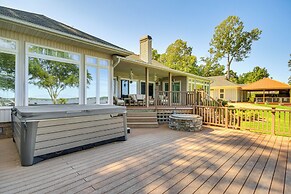 Lakefront Gem: Hot Tub, Boat Launch Near Greenwood