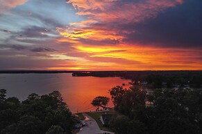 Lakefront Gem: Hot Tub, Boat Launch Near Greenwood