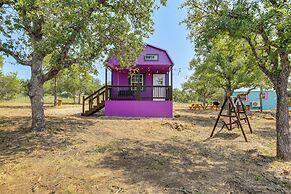 Whimsical Cabin w/ Grill < 4 Mi to Lake Brownwood!