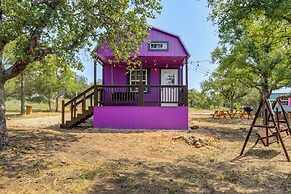 Whimsical Cabin w/ Grill < 4 Mi to Lake Brownwood!