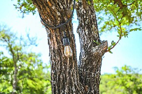Whimsical Cabin w/ Grill < 4 Mi to Lake Brownwood!
