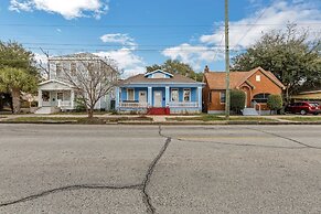 Big Blue House 3 Bedroom Home