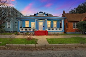 Big Blue House 3 Bedroom Home