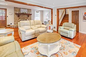 Private Pool Paradise 4 Bedroom Home by RedAwning