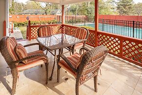 Private Pool Paradise 4 Bedroom Home by RedAwning