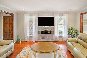 Private Pool Paradise 4 Bedroom Home by RedAwning