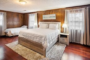 Private Pool Paradise 4 Bedroom Home by RedAwning