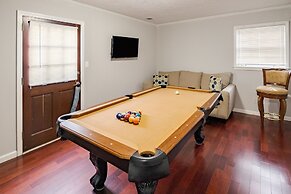 Private Pool Paradise 4 Bedroom Home by RedAwning