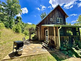 Mountain Cabin: Vintage Charm Meets Modern Luxury 2 Bedroom Home by Re