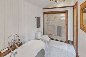 Mountain Cabin: Vintage Charm Meets Modern Luxury 2 Bedroom Home by Re