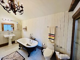 Mountain Cabin: Vintage Charm Meets Modern Luxury 2 Bedroom Home by Re