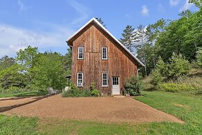 Mountain Cabin: Vintage Charm Meets Modern Luxury 2 Bedroom Home by Re