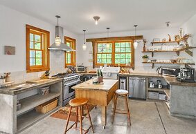 Mountain Cabin: Vintage Charm Meets Modern Luxury 2 Bedroom Home by Re