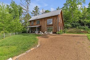 Mountain Cabin: Vintage Charm Meets Modern Luxury 2 Bedroom Home by Re