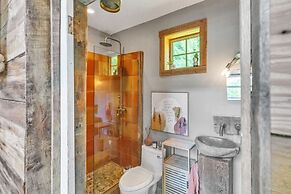 Mountain Cabin: Vintage Charm Meets Modern Luxury 2 Bedroom Home by Re