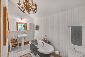 Mountain Cabin: Vintage Charm Meets Modern Luxury 2 Bedroom Home by Re