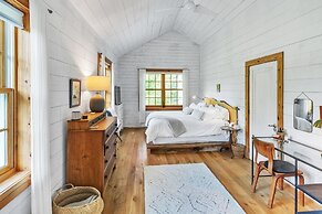 Mountain Cabin: Vintage Charm Meets Modern Luxury 2 Bedroom Home by Re