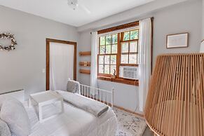 Mountain Cabin: Vintage Charm Meets Modern Luxury 2 Bedroom Home by Re