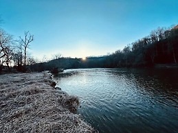 Mountain Cabin: Vintage Charm Meets Modern Luxury 2 Bedroom Home by Re