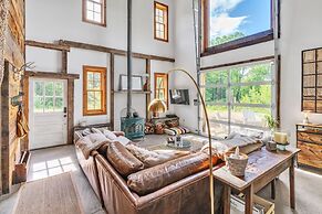 Mountain Cabin: Vintage Charm Meets Modern Luxury 2 Bedroom Home by Re
