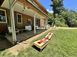 Mountain Cabin: Vintage Charm Meets Modern Luxury 2 Bedroom Home by Re