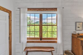 Mountain Cabin: Vintage Charm Meets Modern Luxury 2 Bedroom Home by Re