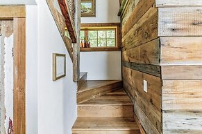 Mountain Cabin: Vintage Charm Meets Modern Luxury 2 Bedroom Home by Re