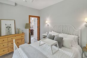 Mountain Cabin: Vintage Charm Meets Modern Luxury 2 Bedroom Home by Re