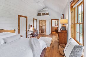 Mountain Cabin: Vintage Charm Meets Modern Luxury 2 Bedroom Home by Re