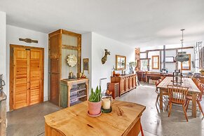 Mountain Cabin: Vintage Charm Meets Modern Luxury 2 Bedroom Home by Re