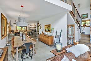 Mountain Cabin: Vintage Charm Meets Modern Luxury 2 Bedroom Home by Re