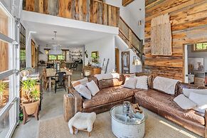 Mountain Cabin: Vintage Charm Meets Modern Luxury 2 Bedroom Home by Re