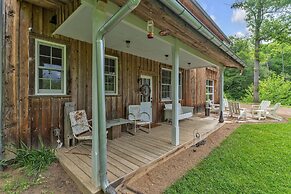 Mountain Cabin: Vintage Charm Meets Modern Luxury 2 Bedroom Home by Re