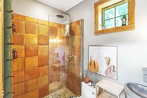 Mountain Cabin: Vintage Charm Meets Modern Luxury 2 Bedroom Home by Re