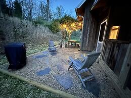 Mountain Cabin: Vintage Charm Meets Modern Luxury 2 Bedroom Home by Re