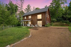 Mountain Cabin: Vintage Charm Meets Modern Luxury 2 Bedroom Home by Re