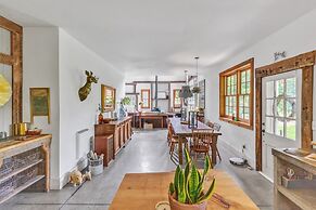 Mountain Cabin: Vintage Charm Meets Modern Luxury 2 Bedroom Home by Re