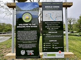 Mountain Cabin: Vintage Charm Meets Modern Luxury 2 Bedroom Home by Re