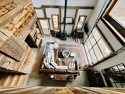 Mountain Cabin: Vintage Charm Meets Modern Luxury 2 Bedroom Home by Re
