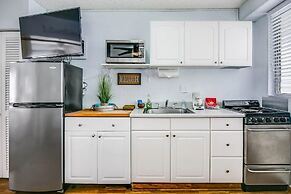 Cool Cabana At Waikiki 1 Bedroom Condo by RedAwning