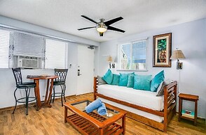 Cool Cabana At Waikiki 1 Bedroom Condo by RedAwning