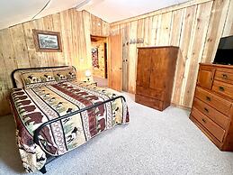 Dunn's Creek Hideaway 3 Bedroom Cabin by RedAwning